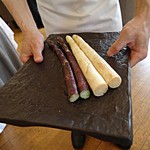 メゾン・ド・タカ芦屋 - フランス産ホワイトアスパラと芦屋のアスパラ（シェフがテーブルまで食材を持って説明にきてくださいます）