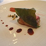 メゾン・ド・タカ芦屋 - フォアグラのポアレ　苺とルバーブのピューレ　桜の葉　ビスタチオの香り