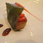 メゾン・ド・タカ芦屋 - フォアグラのポアレ　苺とルバーブのピューレ　桜の葉　ビスタチオの香り