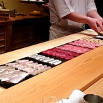 鮨 さかい - 切りつけられたにぎりのネタ