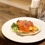 ナガタ店 - サーモンのカルパッチョ、タプナードソース添え