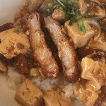 中国料理 檸檬亭 - 麻婆とカツのアップ