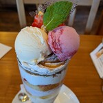 クリクリ - 苺のティラミスパフェ¥1000 　~3/16