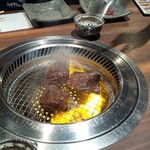 北新地 はらみ - スタッフの方がついて焼いてくれます。