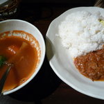 サイのツノ - ハーフ＆ハーフ 左薬膳・右インド風