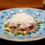 肉割烹 上 - タルタル エメンタールチーズ 木の芽、実山椒 ランプ