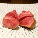 Yoshi - タンの厚切りステーキは肉厚です