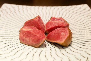 Yoshi - タンの厚切りステーキは肉厚です