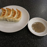 天鴻餃子房 - 酢と胡椒で食します