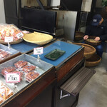 Ishii Irimameten - お店の中で豆をいっている