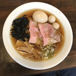 麵や 猪鹿蝶 - 味玉ラーメンはウズラの卵が入ってお得