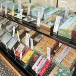 Nihombashi Nagato - ショーケース　生菓子に最中が売られています
