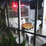 よっちゃん - テーブルと椅子があります