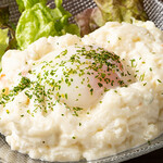 縁側屋 - ポテトサラダ 温玉のせ