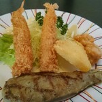 居食屋 とりせい - 合鴨つくねとエビフライ