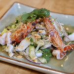 酒とタイ料理 ピッサヌローク - 車海老とスミイカのレモングラスサラダ（ヤムタクライ）