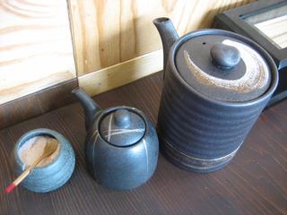 KATSUKICHI - 卓上には岩塩（ピンクソルト）・醤油・とんかつソースを配備