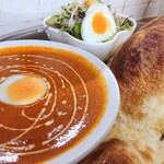 アソパラウ - チキンキーマカレーとナンとサラダ