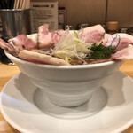 らーめん 許々屋 - 濃厚たまり中華そば レアチャーシュー麺
            横から