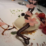 代官山ASO チェレステ - チョコレートで作った桜の花と枝。ミルクアイス。