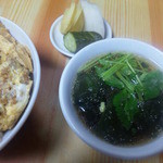 かたおか食堂 - 三つ葉と若布の吸い物とお新香