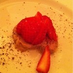 ペレグリーノ - フォアグラのテリーヌ風にイチゴをトッピングした、斬新な一皿