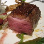 代官山ASO チェレステ - ハンガリー産の鴨胸肉。塩だけのシンプルなロースト。皮がパリッと、中はジューシー。