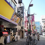 Ueno Ameyoko No Himonoya - ｱｯﾁの大通りは中央通り
