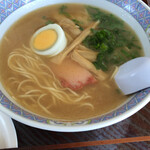 松村食堂 - 細麺にトッピングはネギ、ハム、メンマ、茹で卵