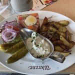 Watzke am Goldener Reiter Dresden - Hausmetzgers Schinkensülze mit würziger Remouladensauce, dazu reichen wir geschwenkte Röstkartoffeln und Gewürzgurke♪