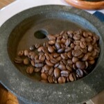 秋保藁の家 - 石臼でコーヒー豆を挽きます