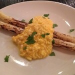 ズッペリア オステリア ピティリアーノ - フランス産ホワイトアスパラの炭火焼きバッサーノ風、家庭料理のようですがオリーブオイルとほのかな酸味がホワイトアスパラをうまく引き立てて超絶美味しいです。