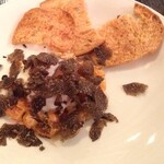 ズッペリア オステリア ピティリアーノ - 伊那・信州鮭のタルタル温泉卵添えたっぷり黒トリュフがけ