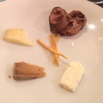 ズッペリア オステリア ピティリアーノ - チーズ盛り合わせ、発酵感やらチョコの味やらすごいのです。