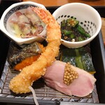 Nagomizake Jin - 蛍烏賊とうるい酢味噌、南京煮物
                        おくらの海苔和え、鮭塩焼き
                        海老のおかき揚げ、合鴨ロース煮
