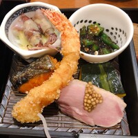 和み酒 仁 - 蛍烏賊とうるい酢味噌、南京煮物
                      おくらの海苔和え、鮭塩焼き
                      海老のおかき揚げ、合鴨ロース煮