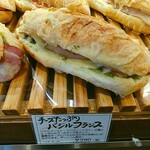 ブーランジェリーボヌール - ★★★★チーズたっぷりバジルフランス 420円 トマトの臭みが無くバジルとチーズを感じられる！