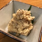 原始焼・二代目・魚々子 - 薫製ポテトサラダ。しっかりと薫香が効いており、後を引く美味しさです。