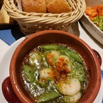 地中海バル GRATERRA - 春野菜と海老のアヒージョ