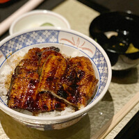 炭焼きうなぎ・かしわ 登河 - 鰻の照りが美味しそう〜(*´Д｀*)