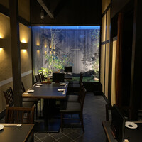 炭焼きうなぎ・かしわ 登河 - 坪庭をのぞむ落ち着いた雰囲気の店内