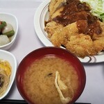 サ・ラ・マンジェ - 名物？チキンカツ定食\580。デカいチキンカツが2枚。。。