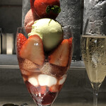 PATISSERIE ASAKO IWAYANAGI - パルフェ ビジュー フレーズ、横から。