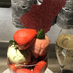 PATISSERIE ASAKO IWAYANAGI - パルフェ ビジュー フレーズ、上から。