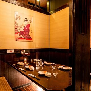 日本絵画で彩られた和モダンな個室◎人数に応じて多彩な個室からお選びいただけます。