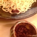 麺 源屋 - 麺の辛子を振りながらいただきました。