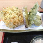 入四間 - 野菜天ぷら(かき揚げ、さつま芋、春菊、しいたけ)