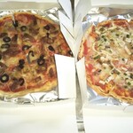 パレス - テイクアウトのピザ2枚-2、左：フルーツポーク＆オリーブ、右：アンチョビ＆イカ