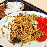 長田本庄軒 - 名物牛スジ濃厚ソース焼きそば(並)牛スジカレーセット950円(税込)を注文しました。
      食券買うと勝手にオーダー入るので席に座って待ちます(マイクとかはなく口頭で呼ばれるので、聞き逃さないように注意)