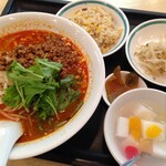 四川料理　欣來 - 四川担々麺と半チャーハン（850円）